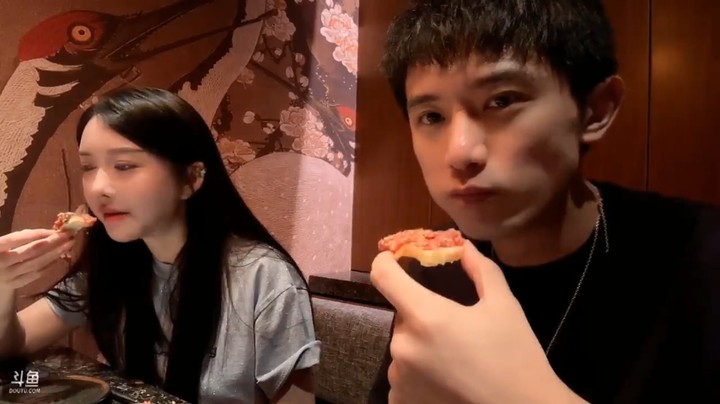 博哥和美女吃完饭，美女好可爱啊