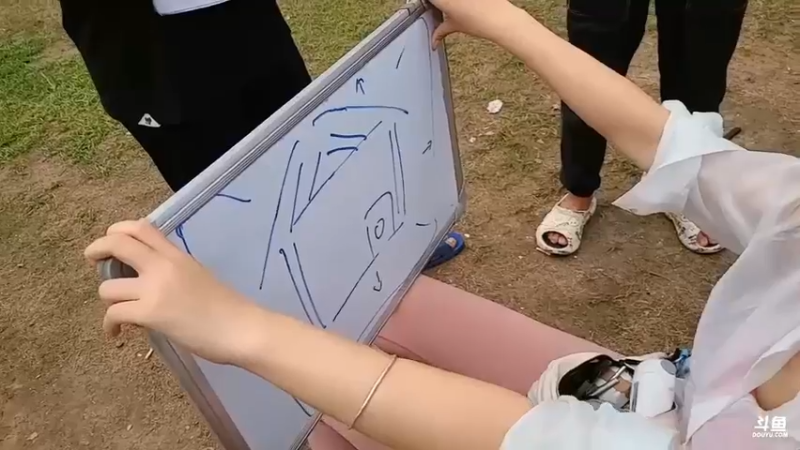 肖哥和女主播玩游戏，女主播画画猜词语，结果肖哥猜不出答案啊