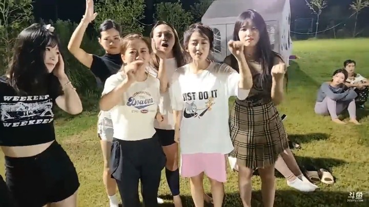 肖哥看女主播弯腰过栏杆，贝贝和彪子都过不去啊