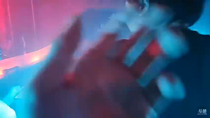 博哥看二次元表演真热