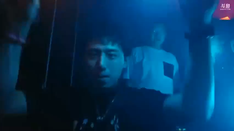 博哥看大家很热血，都在拿荧光棒摇啊摇