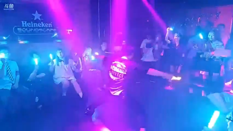 博哥看二次元美女表演好精彩啊，大家想让他表演花手