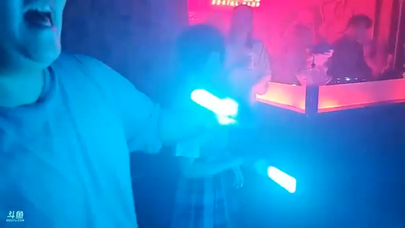 博哥看二次元美女唱歌好听啊