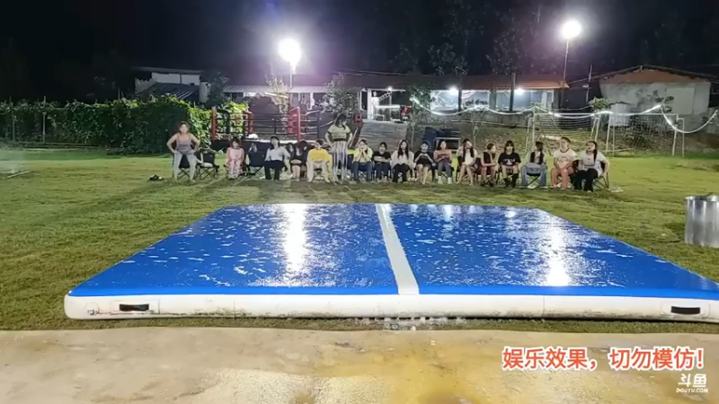 美女听歌识曲，美女花花居然答对了一个，厉害