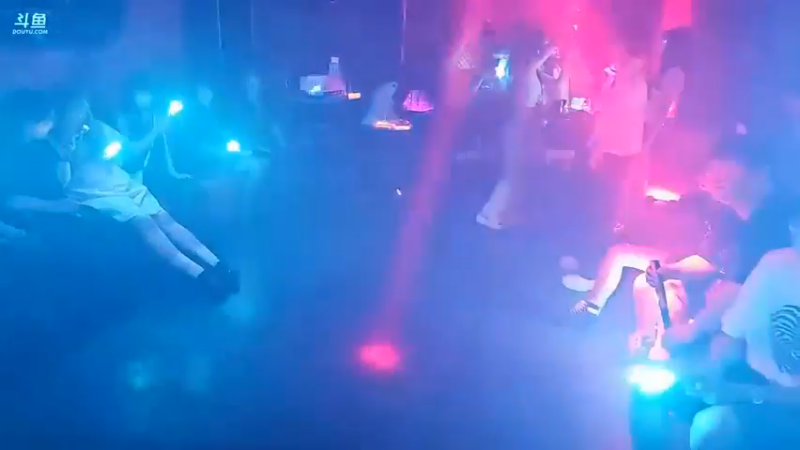 博哥看二次元美女，红衣服的一直没出来跳舞