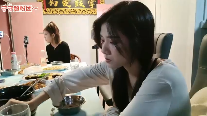 美女茵茵晚上吃这么好，不是很开心啊