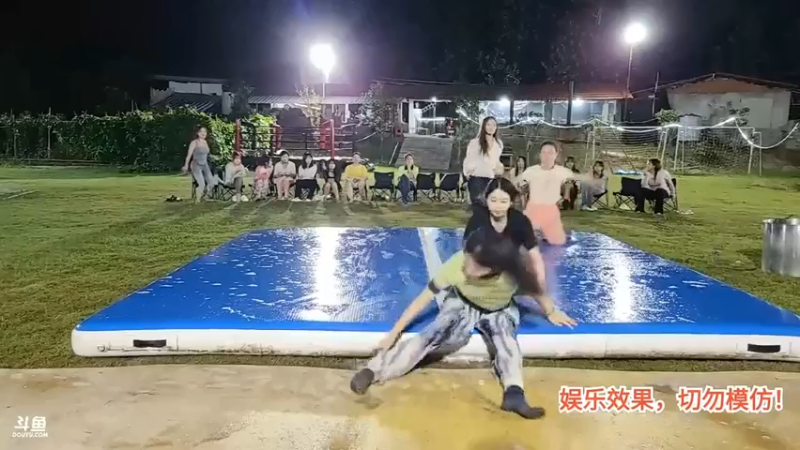 听歌识曲游戏，最后草草居然答对了粤语歌，厉害啊