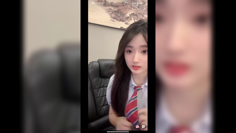 美女在房间里直播好可爱啊