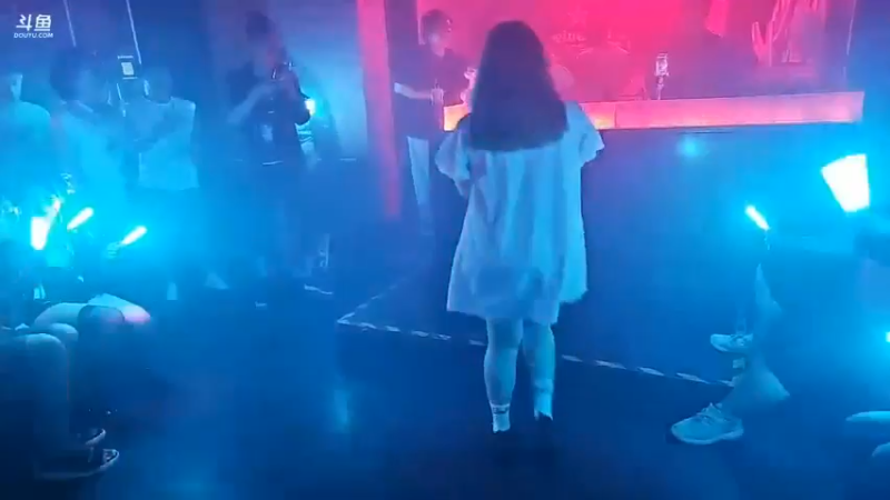 博哥看二次元美女跳舞，好激情四射