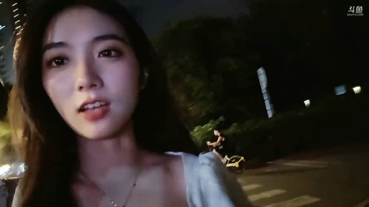 大舅哥吃完饭和美女走路，美女走累了