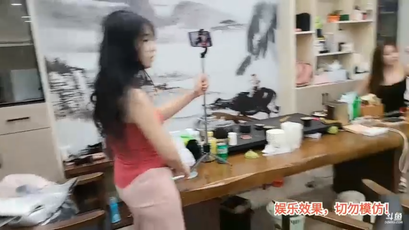 五毒让女主播出来了，不要化妆那么久，影响大家吃饭啊