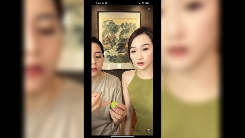 美女和闺蜜一起直播，吐槽对方的指甲颜色不好看