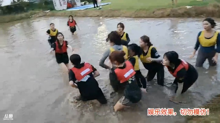 肖哥看女主播投球比赛，鹅妹太难了，雪碧和队友配合默契获胜