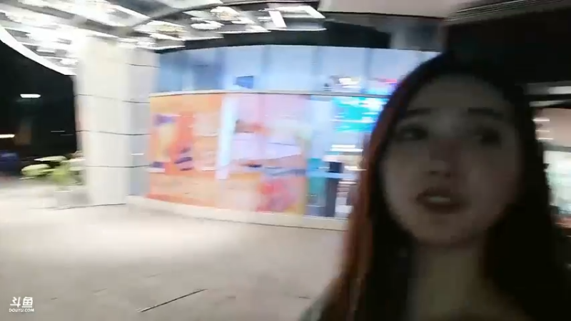 大舅哥带美女去商场玩