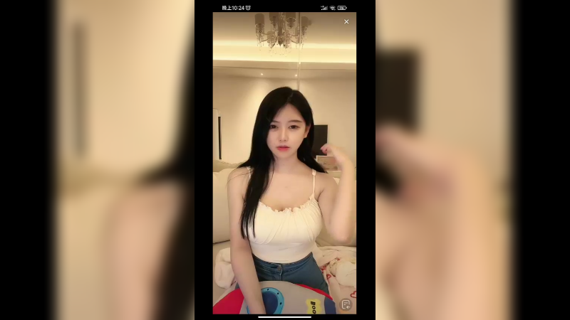 美女坐着直播聊天，身材好看