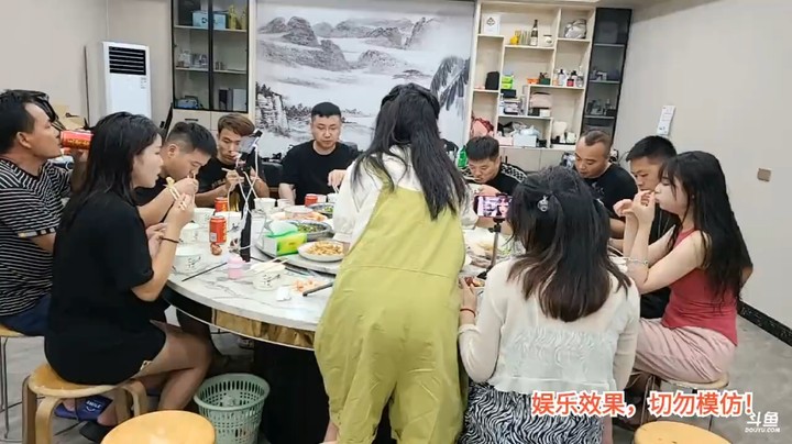 肖哥和大哥一起吃大餐，今天女主播超级VIP少刚好够坐