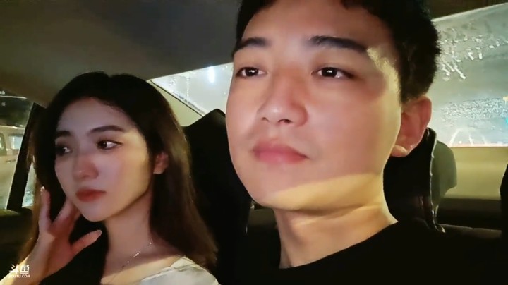 大舅哥坐车带美女回去休息，美女好看啊