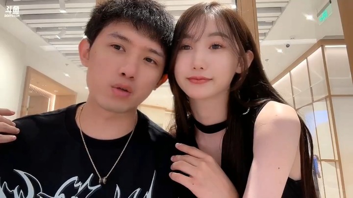 博哥抱着美女小莱合影，真配啊