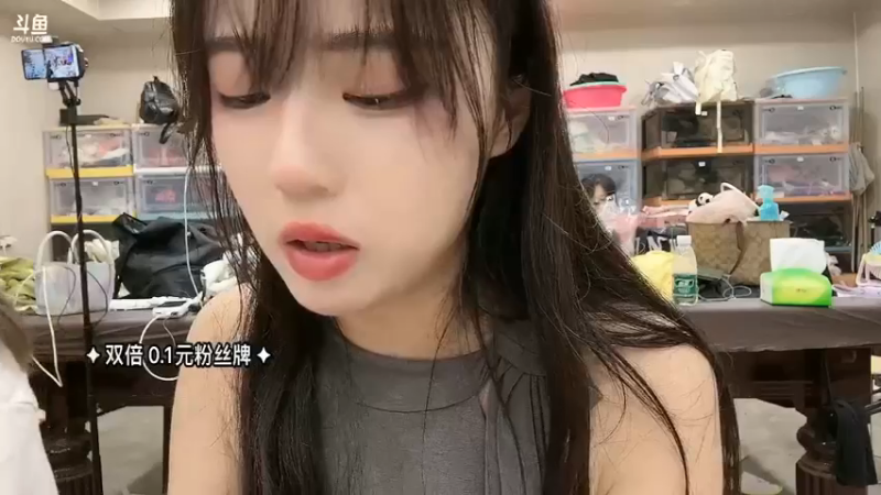 美女贝贝吃了快一个小时还没吃饱，能吃真幸福啊