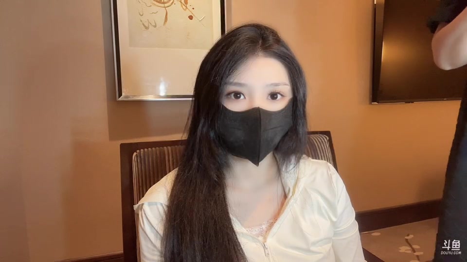 【2023-08-01 18点场】若若跑的贼快：先化妆，然后和爱酱去吃蹄花