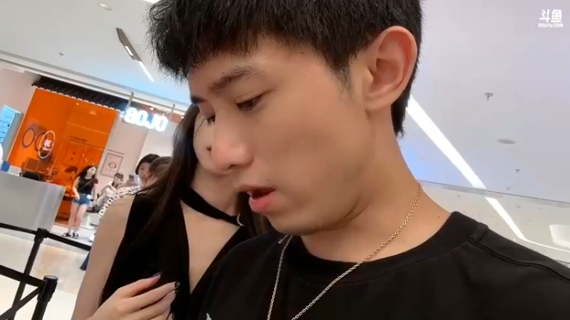 博哥和美女小莱买饮料喝，美女可爱啊