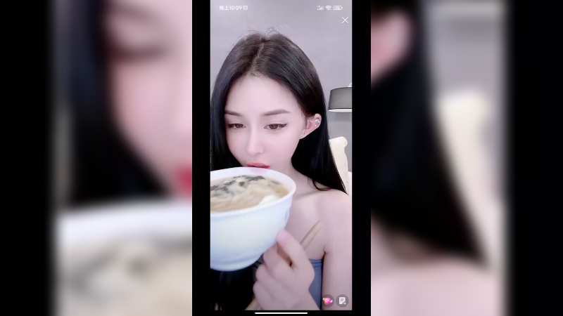 美女深夜吃粉条鸡蛋，看饿了啊