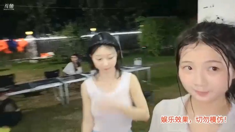 肖哥看小月亮和安安测试身高，两个人差不多