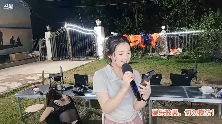 肖哥问新来的女主播小月亮问题结果都答不对，唱歌搞笑