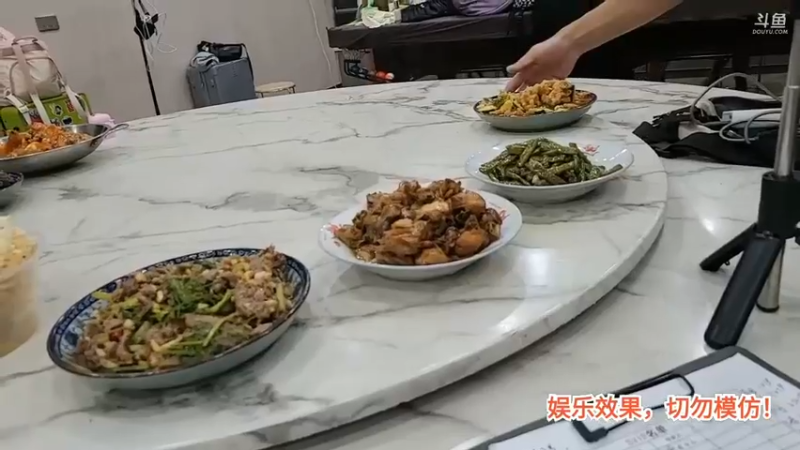 洪湖乡野趣味团播 肖哥叫超级VIP女主播吃大餐，小草看了菜要合成