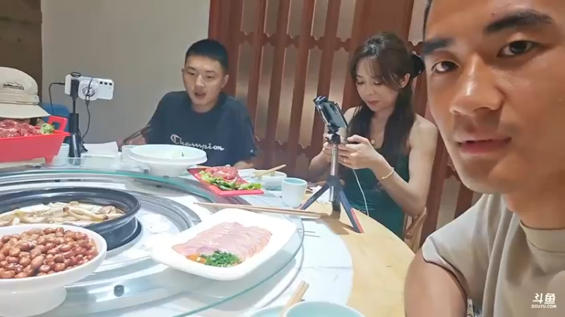 757户外节目结束一起吃大餐