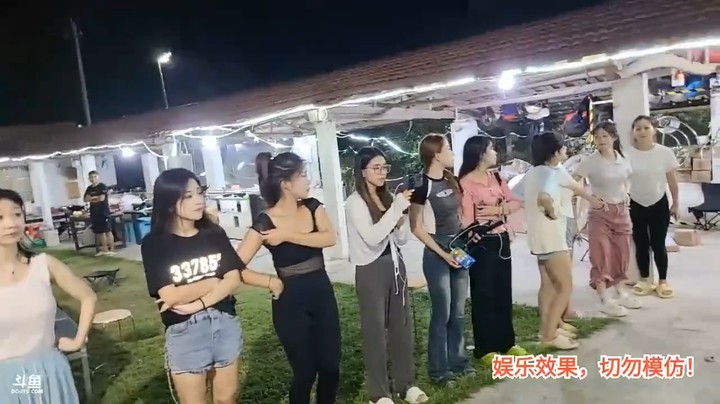 洪湖乡野趣味团播 女主播排队和新来的两个美女拥抱认识，旅客哥血赚