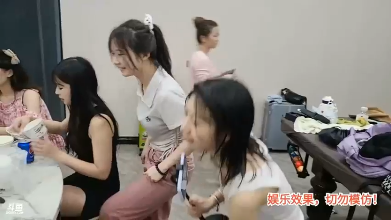 洪湖乡野趣味团播 肖哥说棒哥打菜太多了，让女主播吃太好