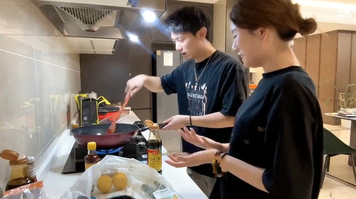 星期四博哥的恋爱厨房来了，今天做的鸡翅看起来很好吃