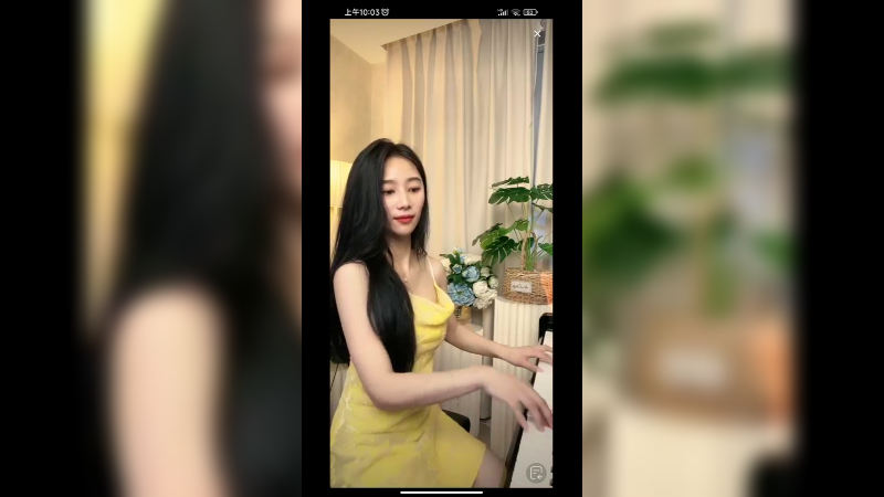 美女弹琴很好听