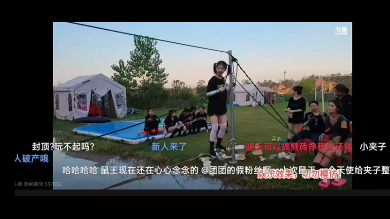 美女主播水上过绳子，新来的小倩居然第一个成功过去的