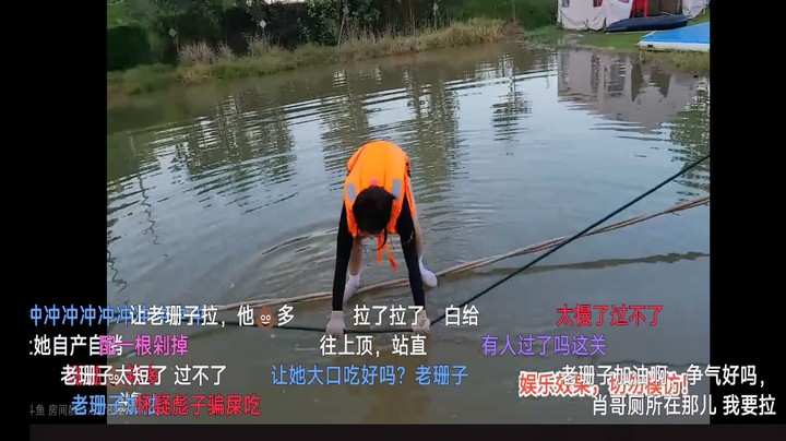 女主播水上过绳子，老姗姗又失败了