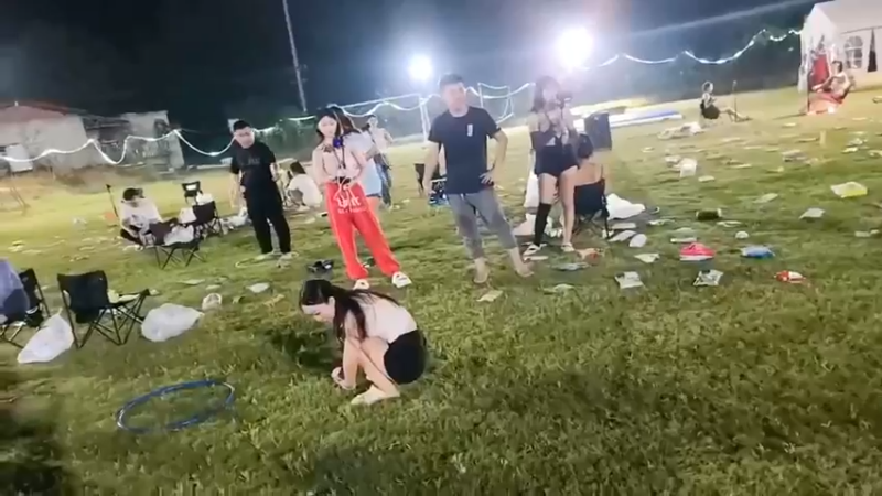 洪湖乡野趣味团播美女公主被大哥套中，惩罚就是要抱一抱