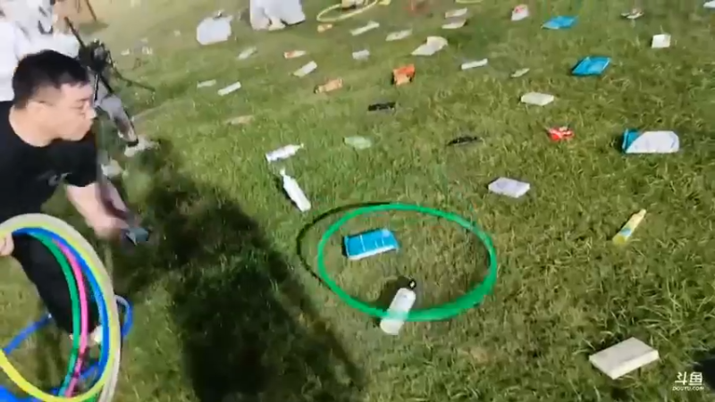 洪湖乡野趣味团播美女公主让大哥套圈，基本没货了