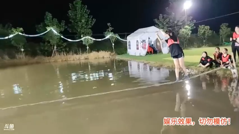 洪湖乡野趣味团播女主播水上比拼，鹅妹果然不负众望