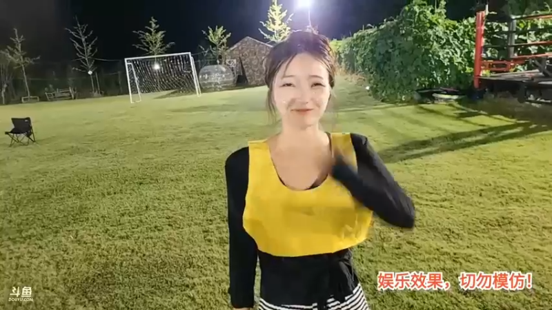 洪湖乡野趣味团播女主播玩游戏很强，大家休息吃雪糕