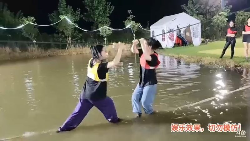洪湖乡野趣味团播女主播水上绳子比拼，最后贝贝居然获胜