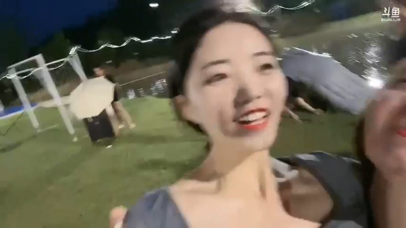 洪湖乡野趣味团播 美美可以抱着宋温暖，力气大