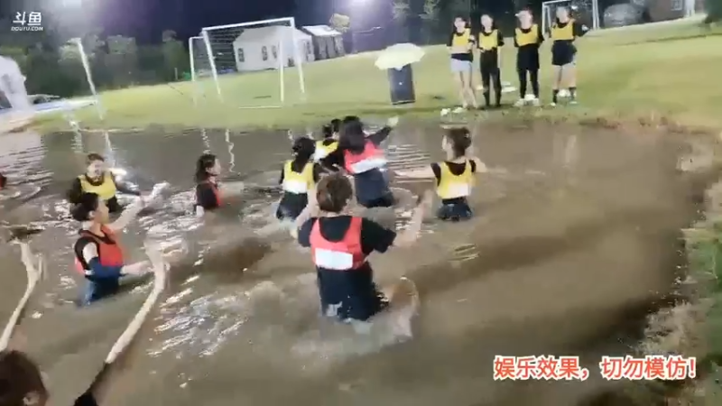 洪湖乡野趣味团播女主播投篮比赛，鹅妹和美美进球了