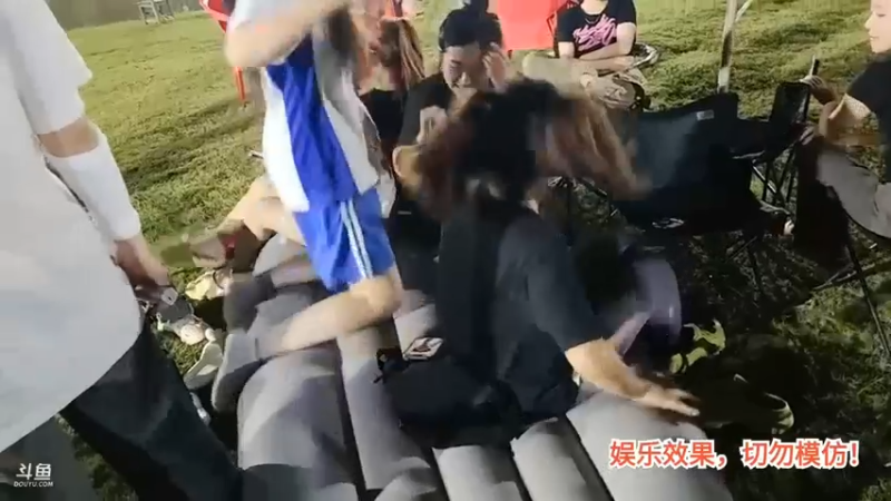 洪湖乡野趣味团播女主播在气垫里玩的好开心，贝贝花花小梦仙体力好