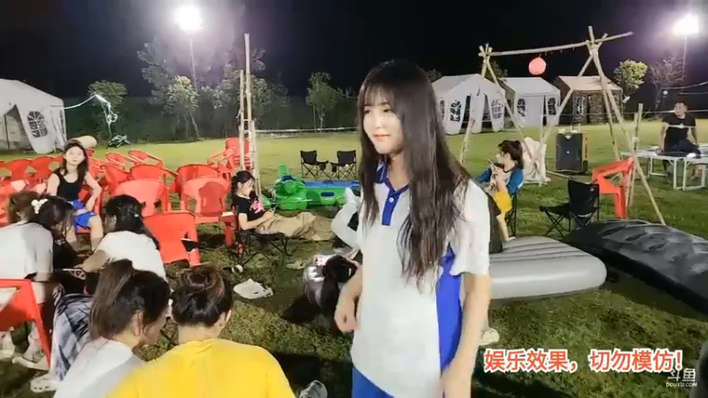 洪湖乡野趣味团播女主播老姗姗和贝贝等人看肖哥抓蛇视频，好帅好佩服