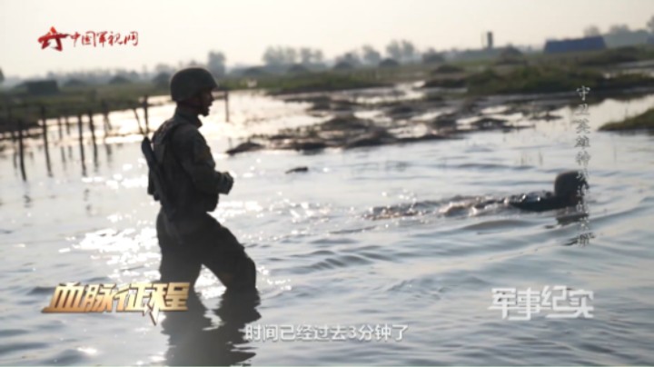 “旱鸭子”如何克服水障？新兵企图这样做