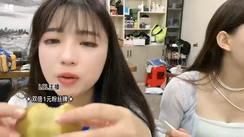 洪湖乡野趣味团播美女贝贝天天吃大餐，这猕猴桃好大