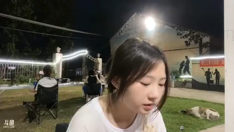 洪湖乡野趣味团播美女小西瓜和小倩眼神好像，表情搞笑