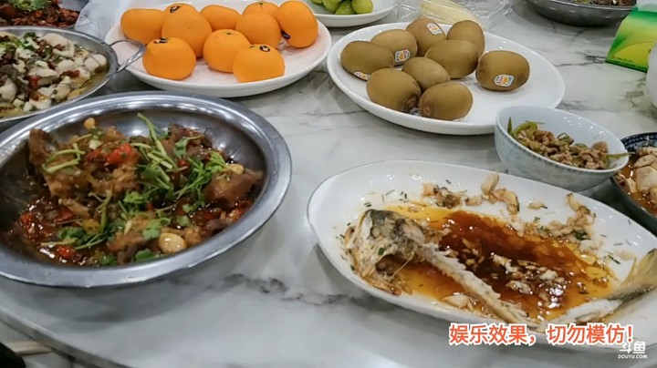 洪湖乡野趣味团播肖哥和女主播吃大餐，拳哥续费了超帝