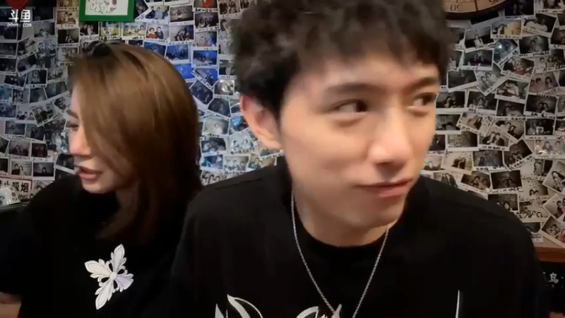 博哥和美女吃饭，结果遇到了粉丝大哥，大哥非要刷礼物